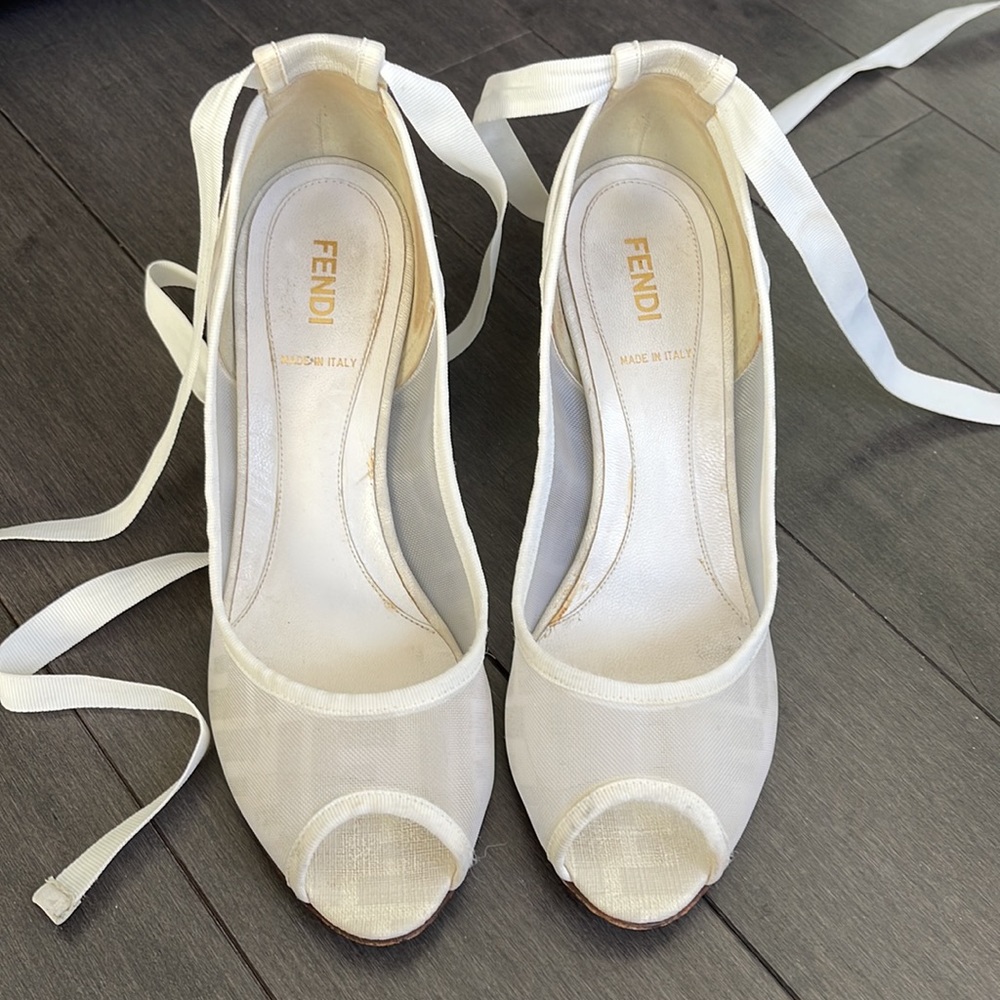 FENDI sandals with ties. Size 37/7